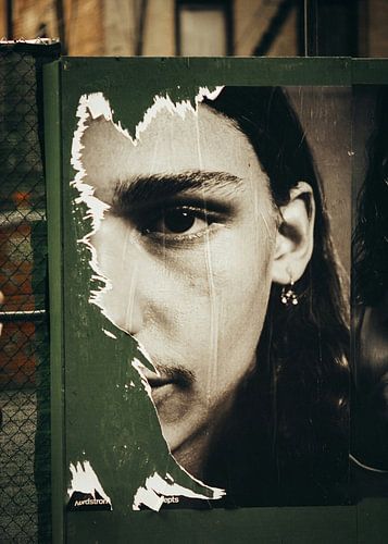 Fragmentiertes Gesicht auf einer Stadtmauer