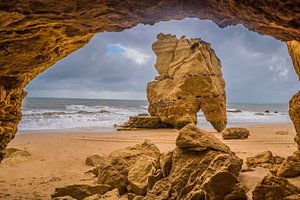 Foto von Strand mit Felsen in Portugal (Praia da Rocca)