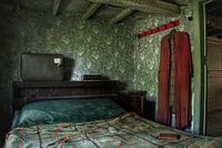 Een verlaten slaapkamer in een eng verlaten huis