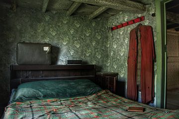 Een verlaten slaapkamer in een eng verlaten huis von Melvin Meijer