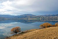 Weerspiegeling in Lake Aviemore in Nieuw Zeeland