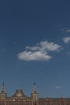 Vue de la gare principal d'Amsterdam avec un ciel bleu et des nuages sur Danielle Roeleveld