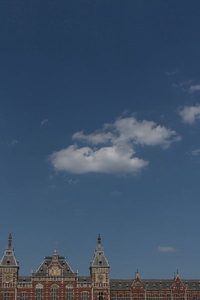 Vue de la gare principal d'Amsterdam avec un ciel bleu et des nuages par Danielle Roeleveld