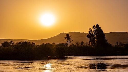Zonsondergang aan de Nijl in Aswan, Egypte