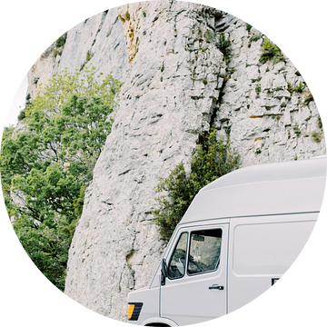 Roadtrip Frankrijk | Oldtimer Mercedes camper busje in de bergen | Vanlife reisfotografie wall art van Milou van Ham