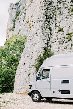 Roadtrip Frankreich | Oldtimer Mercedes Wohnmobil in den Bergen | Vanlife Reisefotografie Wandkunst von Milou van Ham