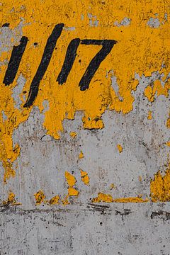 117 nummers op gele verf betonmuur van Walls by Wendy