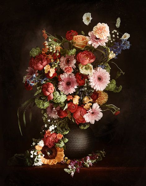 Stilleben üppiger und bunter Blumenstrauß mit Schnecken und Sonnenblumen von Willie Kers