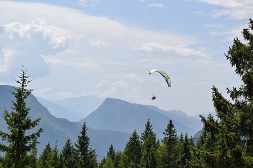 Gleitschirm in den Bergen
