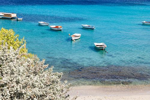 Funkelndes blaues Wasser mit Booten in Boca Sami, Curaçao