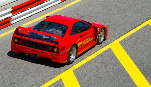 Ferrari F40 supercar rijdend op een racecircuit