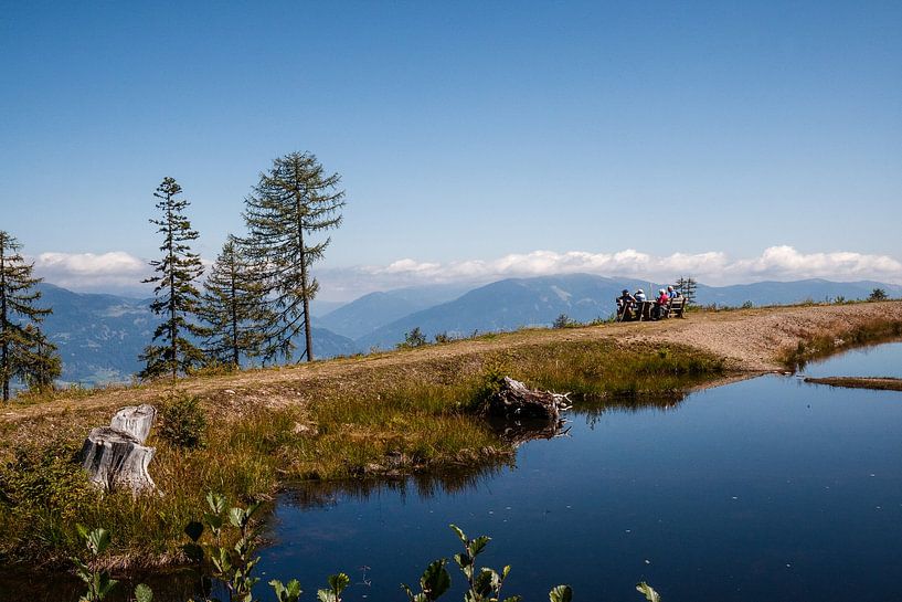 Uitzicht over Oostenrijkse bergen van Guus Quaedvlieg