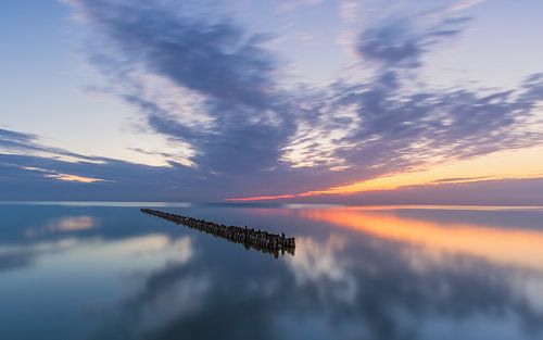 Un magnifique coucher de soleil sur l'IJsselmeer près de Hindeloopen dans la province de la Frise. sur Marga Vroom