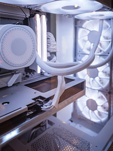 Weiße Beleuchtung des Mainboards