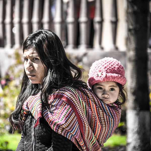 Frau mit Kind in Peru von Rob Bleijenberg