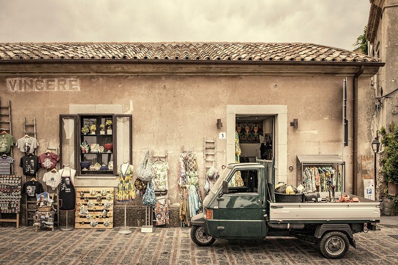 Savoca en Sicile, magasin avec Piaggio Ape pick-up. par Ron van der Stappen