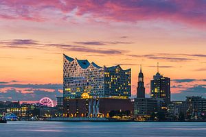 Elbphilharmonie und Michel in Hamburg, Deutschland