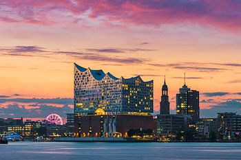 Elbphilharmonie und Michel in Hamburg, Deutschland