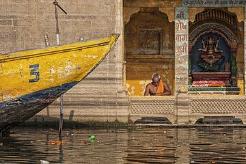 Portret van niet-geïdentificeerde Sadhu mediteren bij een tempel van Tjeerd Kruse