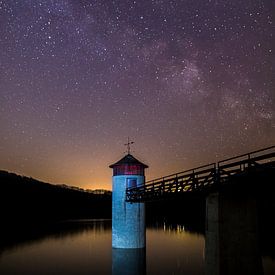 Sternenhimmel mit Milchstraße über der Urfttalsperre in der Eifel von Maurice Haak