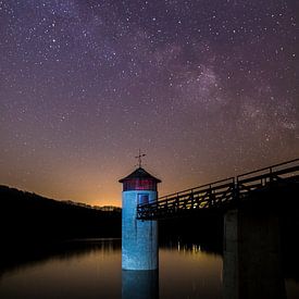 Ciel étoilé avec Milky Way au-dessus de l'Urftdam dans l'Eifel sur Maurice Haak