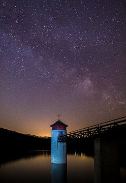 Ciel étoilé avec Milky Way au-dessus de l'Urftdam dans l'Eifel