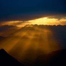 Epischer Sonnenuntergang in den französischen Alpen von Bram Berkien