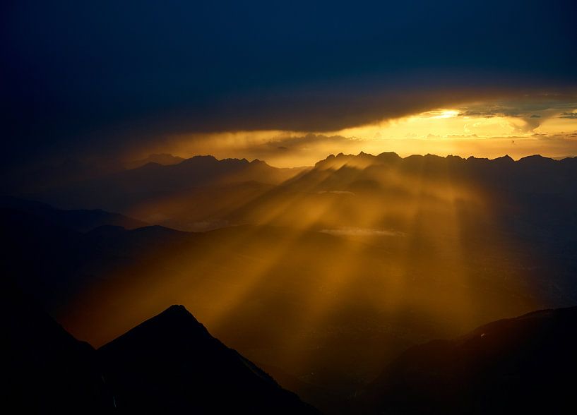 Coucher de soleil épique dans les Alpes françaises par Bram Berkien