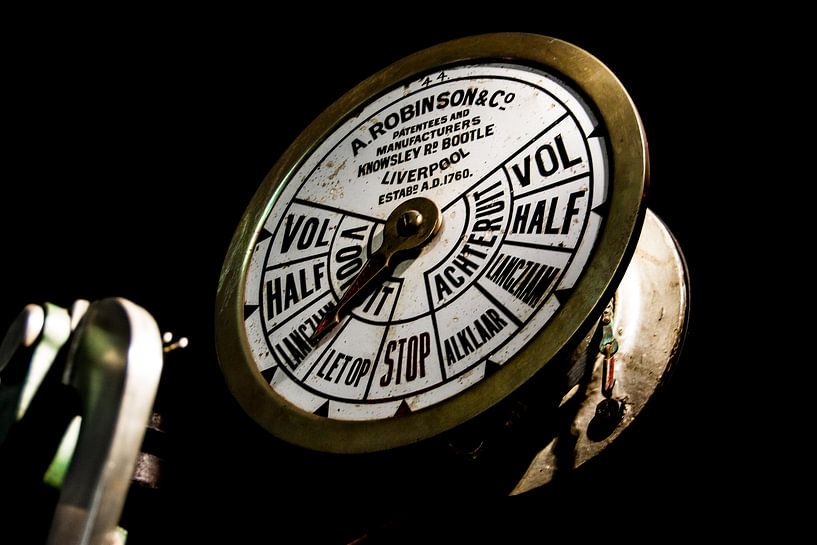 Ship's telegraph in an engine room. by Zaankanteropavontuur
