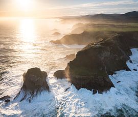 Vuurtoren boven op ruige rotskust van Peter Haastrecht, van