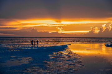 wandelen bij zonsondergang op het strand van punta coco van Kris Ronsyn