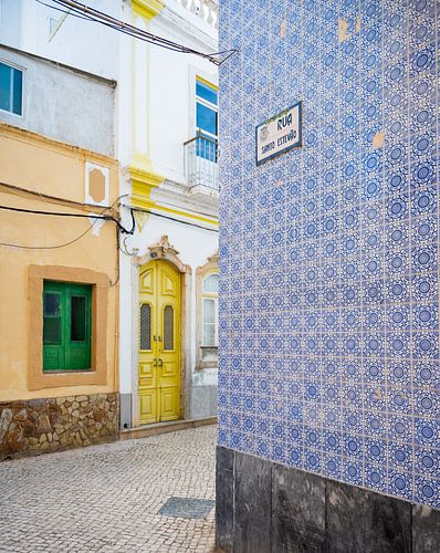 Colorful streets Olhão | Travel photography in Portugal by Sanne Overeijnder