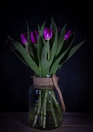 Tulpen mit Vase im Dunkeln von Marjon Boerman