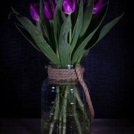Tulipes avec vase dans le noir sur Marjon Boerman