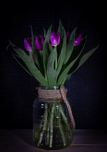Tulpen met vaas in het donker van Marjon Boerman