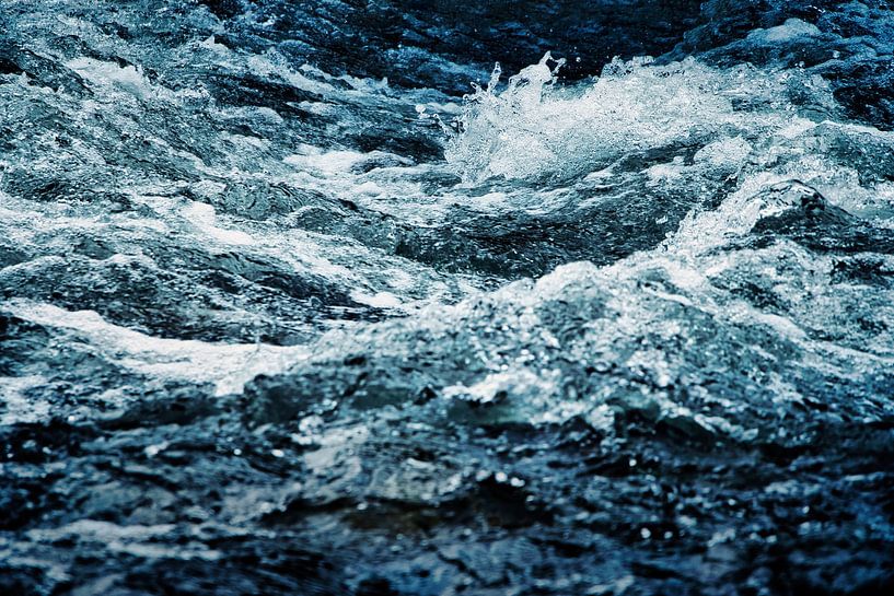 Vagues de mer qui s'écrasent - paysage marin estival rafraîchissant par Andreea Eva Herczegh