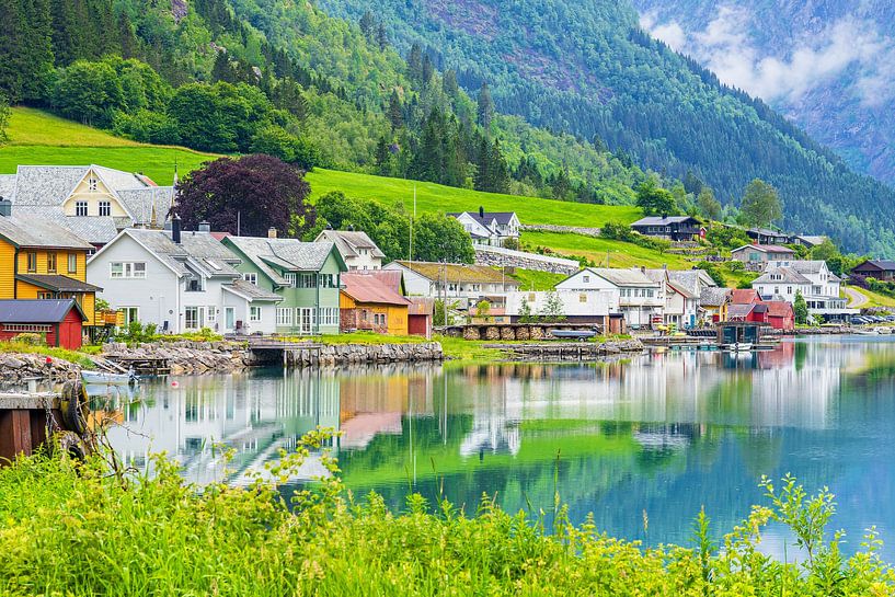 Vue sur le Fjærlandsfjord vers le village de Fjærland en Norvège par Rico Ködder