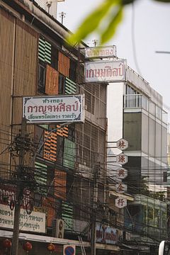 De Levendige Drukte van Bangkok: Het Kloppe.. van Ken Tempelers