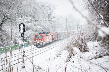 Een goederentrein in de sneeuw in Zuid Limburg van Stefan Verkerk fotografie