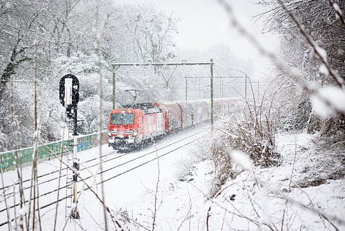 Een goederentrein in de sneeuw in Zuid Limburg