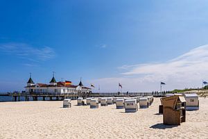 Die Seebrücke und Strandkörbe in Ahlbeck auf der Insel Usedom