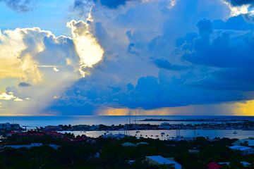 Dramatische wolkenpartij met regen en zonneschijn boven het eiland Sint-Maarten in het Caribisch geb van Studio LE-gals