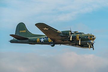 Flyby Boeing B-17G Flying Fortress 