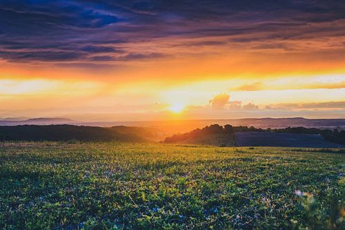 Sonnenstrahlen durch die Wolken bei stürmischem Wetter