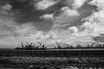 Industry near the 2nd Maasvlakte in black/white sur de buurtfotograaf Leontien