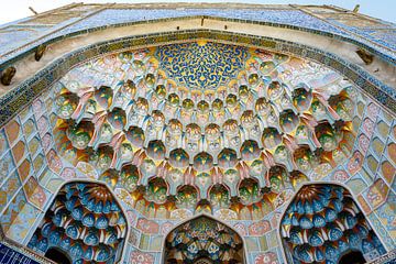 Rijk gedecoreerde entree portaal van de Abdulaziz Khan Madrassa moskee van WorldWidePhotoWeb