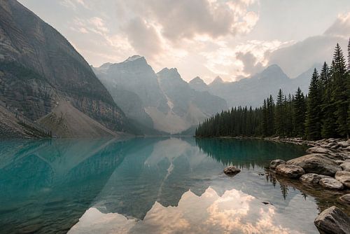 Lac de montagne turquoise au lever du soleil – Photographie de paysage cinématographique et artistique
