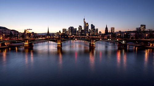 Frankfurt skyline schemering