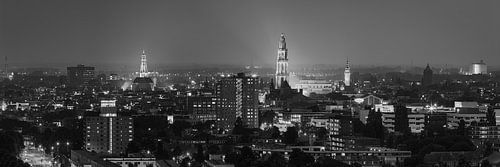La ligne d'horizon de la ville de Groningue en noir et blanc