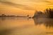 Gouden ochtend bij zonsopkomst aan het meer van Marja Spiering